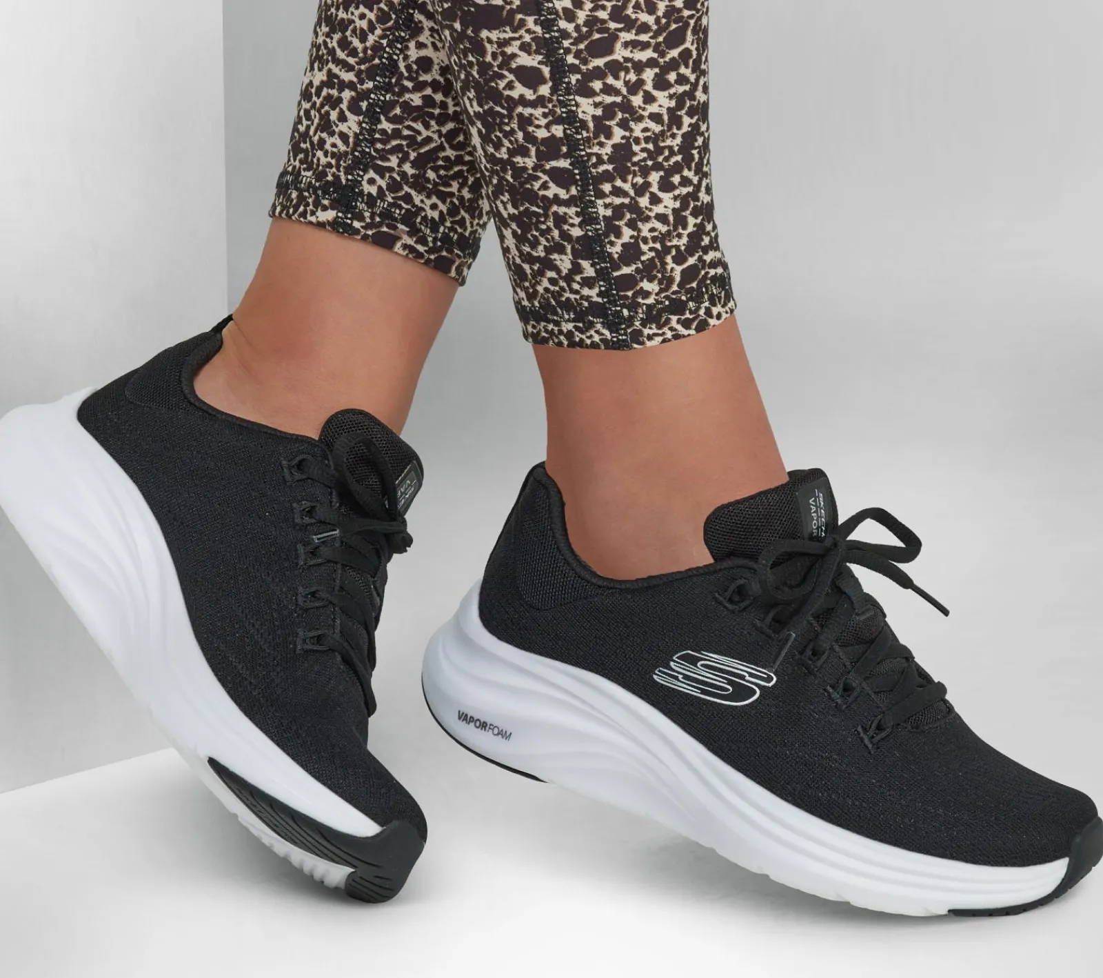 Com Atacadores|Sapatilhas-SKECHERS Vapor Foam PRETO / BRANCO